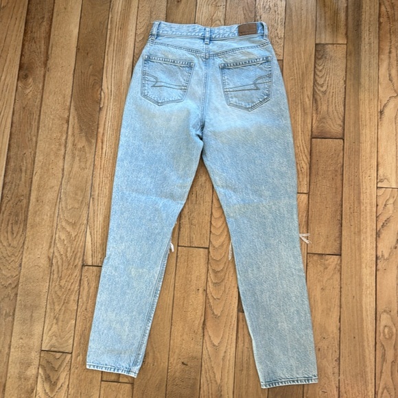 AE Light Wash mom Jeans - Picture 6 of 6